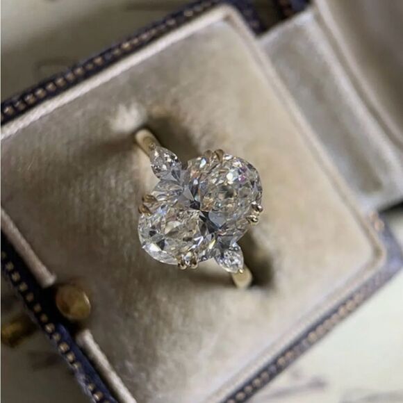 💎 New Stunning & sparkling oval cubic zirconia ring 💎 - Picture 3 of 6